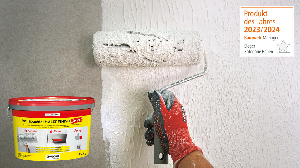 Im Hintergrund sieht man eine Hand mit Malerrolle, die den Rollspachtel Malerfinish "to go" auf eine Wandfläche aufrollt. Unten links im Vordergrund ist die Produktverpackung des Rollspachtels in das Bild eingesetzt und oben rechts ist ein Siegel des BaumarktManagers, welches den Rollspachtel als Produkt des Jahres 2023 / 2024 auszeichnet