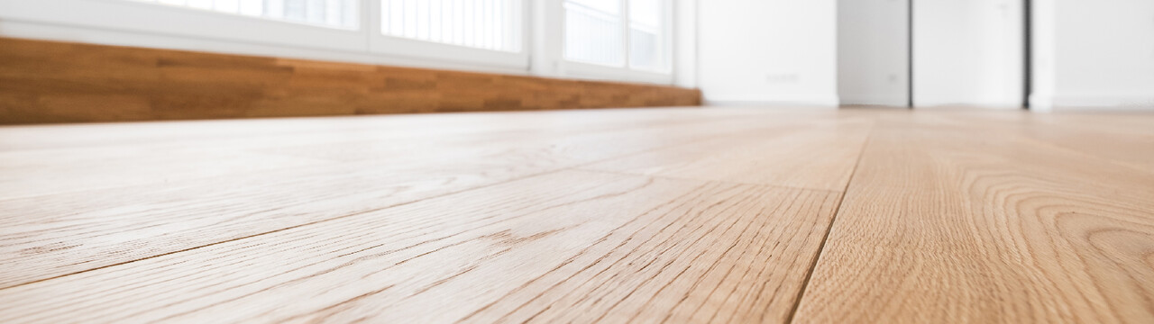 Nahaufnahme eines Holzbodens in einem hellen Raum