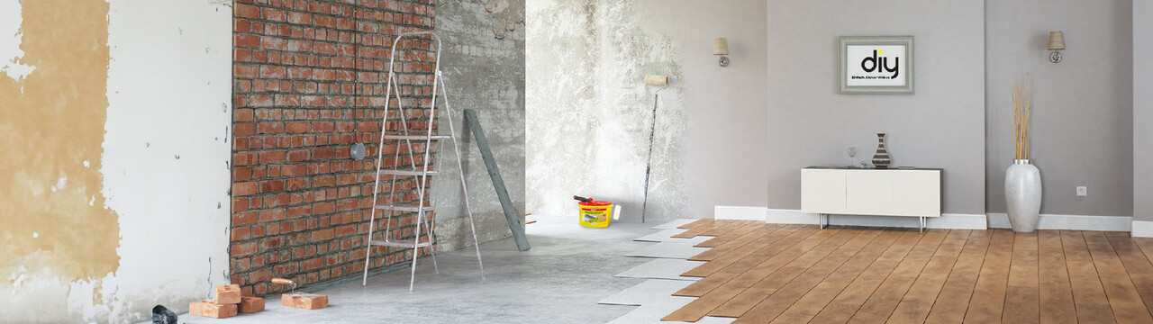 Blick in einen Raum, welcher auf der rechten Seite bereits fertig renoviert ist und nach links hin immer mehr in den Rohbau übergeht