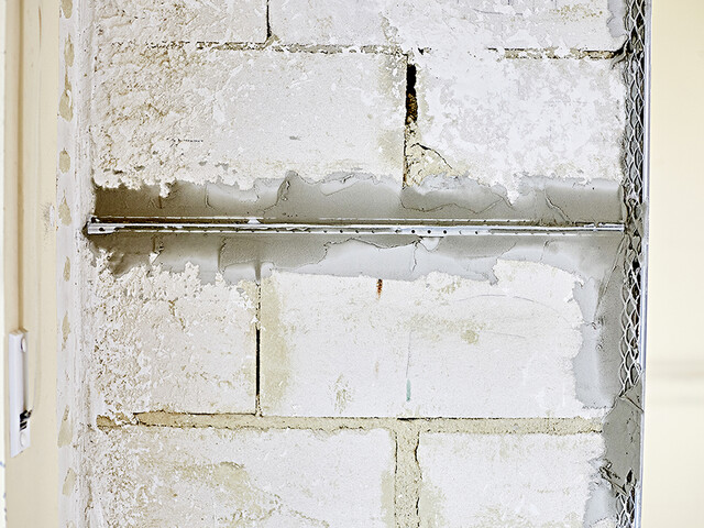 Aufnahme einer unverputzten Wand mit bereits angebrachten Schnellputzprofilen