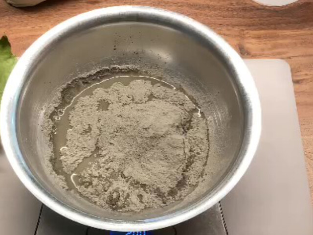 Nahaufnahme von Bastelbeton und Wasser in einer Metallschale
