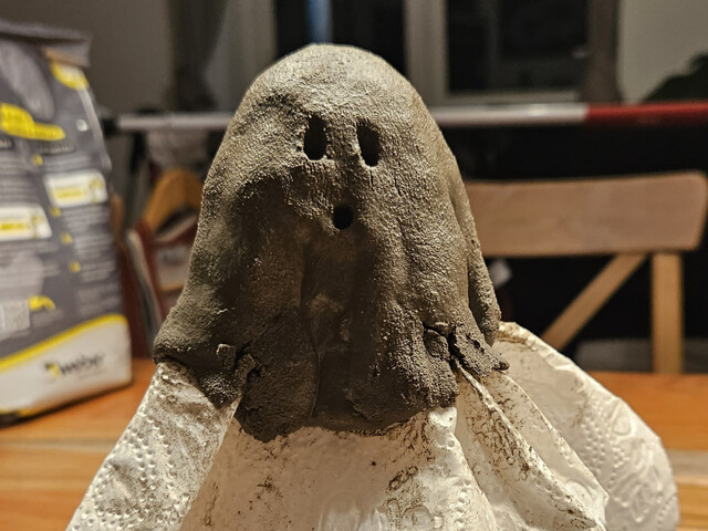Aufnahme von Bastelbeton in Geister-Form mit Augen und Mund über einer Form